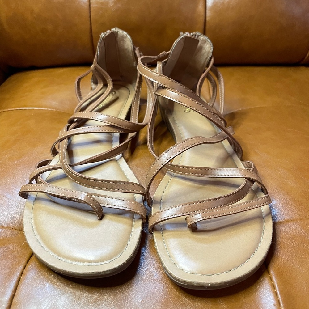 Carlos Women’s size 8.5 strappy sandal with small platform
